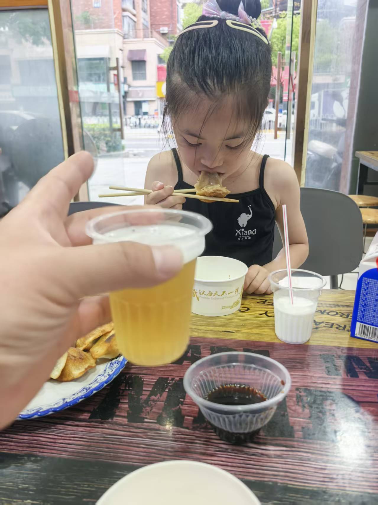 下雨天和妹妹吃国文烧烤